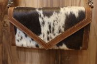 Tas Clutch Kulit Sapi Asli Berbulu dengan Tutup Kulit & Tali Selempang