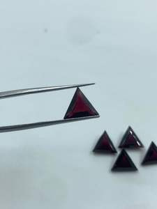 โกเมนสีแดงธรรมชาติทรงสามเหลี่ยม 5 เม็ด 12.50 กะรัต 9 มม. สำหรับทำเครื่องประดับ - Product Image 4