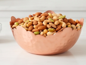 Bol à mélanger en cuivre martelé, design attrayant, design moderne, parfait pour mélanger et servir des fruits - Product Image 3