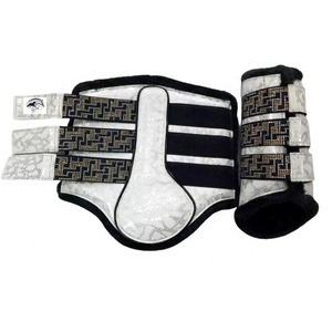 Botte de brossage blanche de fers à cheval imprimés par brevet intelligent avec rembourrage en fourrure de vison élastique à l'intérieur disponible en différentes couleurs - Product Image 1