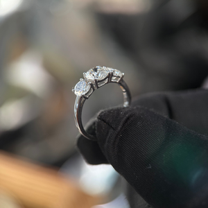 Anillo de diamantes redondos de tres piedras, 1,00 quilates en el centro y 0,50 quilates en cada lado, certificado IGI, oro blanco de 14 quilates - Product Image 3