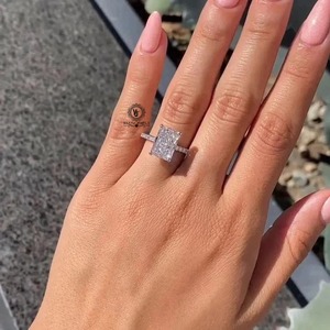 Anillo de compromiso con diamante de corte radiante certificado por IGI con diamantes cultivados en laboratorio, estilo clásico en oro de 10K, 14K, 18K, plata 925, 935 - Product Image 1
