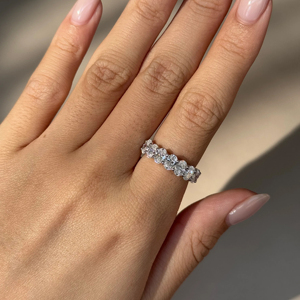 แหวนหมั้นเพชรทรงรี 2 กะรัต เพชรเลี้ยงในห้องปฏิบัติการ ดีไซน์หรูหรา แหวนครึ่งวงนิรันดร์ ทอง 14k แหวนแต่งงานระยิบระยับ - Product Image 3