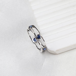 Bague double en argent sterling 925 massif avec saphir bleu naturel rond serti clos, bijoux fins Memoria Jewels, vente en gros - Product Image 1