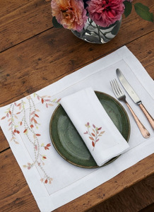 Ensemble de napperons et serviettes de table en lin blanc brodé de belles couleurs roses personnalisées pour mariages maison et restaurants événements - Product Image 4