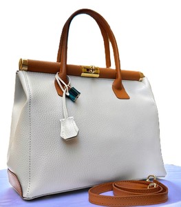 Sac fourre-tout élégant en cuir véritable fait main Royaa pour femme, avec détail lettre, portable, crème et marron, avec fermoir et poignée supérieure blanche - Product Image 5