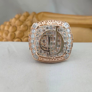 Anillo de Diamantes con Iniciales Personalizadas en Oro Rosa, Anillo de Lujo con Diamantes Baguette y Redondos |   Joyería de Moda Hip Hop para Hombres y Mujeres - Product Image 1