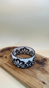 Pulsera de cuentas con patrón geométrico blanco y negro, diseño exquisito y moderno hecho a mano - Product Image 2