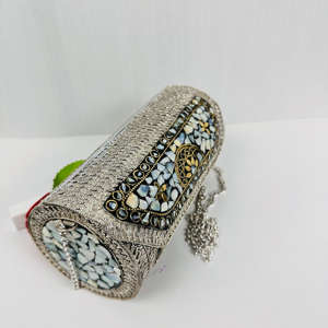 Bolso de Noche Tipo Clutch con Mosaico Metálico Pulido Chapado en Oro, Estilo Artesanal Indio Moderno, con Incrustaciones Coloridas y Correa Cruzada - Product Image 6