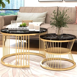 Mesa de Centro Moderna de Lujo en Madera Contrachapada con Superficie de Aspecto Mármol y Base de Listones Metálicos Dorados, Mesa de Salón Contemporánea - Product Image 5