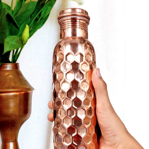 Bouteille en cuivre qui aide à préserver la fraîcheur de l'eau plus longtemps par rapport aux bouteilles ordinaires aux propriétés métalliques naturelles. - Product Image 1