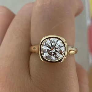 Bague en vermeil avec diamant rond brillant de 2,02 carats cultivé en laboratoire, sertie clos, en or massif 14 carats pour femme, idéale pour les mariages, les promesses ou comme cadeau pour les amoureux. - Product Image 1