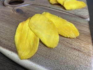 ผลไม้มะม่วงอบแห้งขายดี รสหวานหนึบ อร่อย ผลิตภัณฑ์จากเวียดนาม บลูโลตัส รสชาติธรรมชาติ - Product Image 2