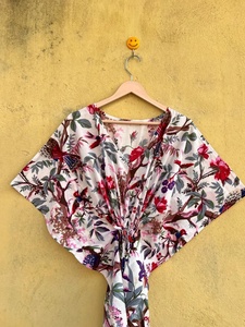 Robe pour femmes à imprimé floral, col en V, manches courtes, longueur genoux, tenue décontractée d'été, en viscose et coton tissé - Product Image 2