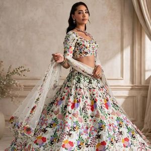Conjunto de Lehenga Choli de seda premium con bordados y lentejuelas, incluye tela de 4 metros y tela Patta con blusa sin coser de Aarika Textile. - Product Image 5