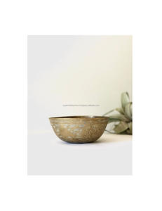 Majestuoso tazón de latón para servir, ideal para comidas ceremoniales, ofrece una presencia cautivadora en la mesa. - Product Image 1