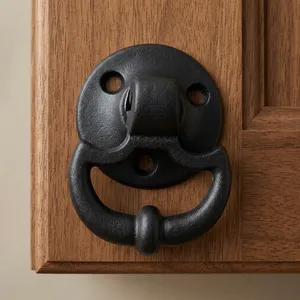 Poignées de meuble écologiques en fer forgé avec construction durable pour meubles de cuisine et armoires de salle de bain, disponibles à la vente - Product Image 1
