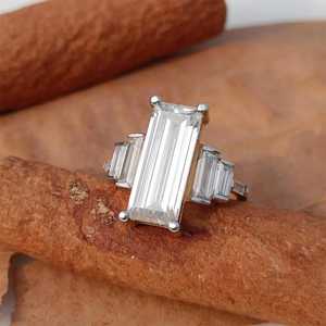 Anillo de Promesa de Tres Piedras con Moissanita de 2CT, Corte Baguette, Plata 925 Original, Estilo Moderno, Brillante, Regalo de Joyería para Enamorados - Product Image 2