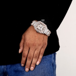 Reloj de Lujo para Hombre con Diamantes de Moissanita, Bisel con Espigas, Esfera Romana, Tono Rosa, Estilo Hip Hop, Diseño de Espinas - Product Image 3