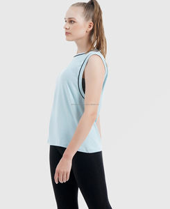 เสื้อกล้ามผู้หญิงสีฟ้าอ่อนคุณภาพพรีเมียม เนื้อผ้าถักนิตติ้งระบายอากาศได้ดี ผลิตจากโพลีเอสเตอร์ 100% เป็นมิตรต่อสิ่งแวดล้อม สไตล์สตรีทแวร์ พร้อมปักโลโก้ด้านหน้า - Product Image 4