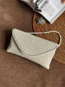 Bolso de Noche Tipo Trapeze con Cuentas y Correa para el Hombro, Cierre de Solapa Hecho a Mano, Elegante Accesorio para Fiestas - Product Image 1