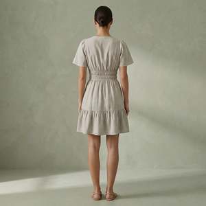 Robe courte à volants en coton et lin beige pour femmes, avec manches courtes, tissu léger, style moderne - Product Image 5