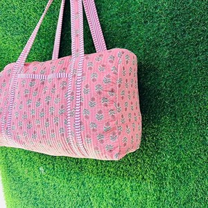Bolsa de Viaje Grande de Algodón Acolchado Hecha a Mano con Diseño Estampado en Bloque, Bolsa de Mano para Mujer para Fin de Semana - Product Image 4