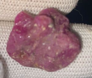 พลอยทับทิมดิบธรรมชาติจากเคนยา เหมืองเฟโมส จอห์น โซล น้ำหนัก 26.10 กะรัต - Product Image 4