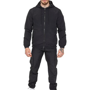 Ensemble de survêtement sportif pour homme de haute qualité, personnalisé, confortable, ajustable, à manches longues, léger, en polyester et nylon, coupe-vent - Product Image 1