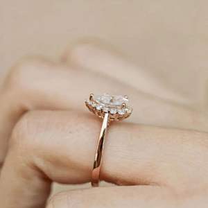 Anillo de Compromiso con Moissanita Corte Pera, Oro Rosa de 14K, Halo, Regalo de Boda y Aniversario, Anillo de Promesa para Ella, RITZIN - Product Image 3