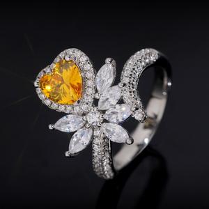 Bague de fiançailles tendance en argent sterling 925 avec diamant CZ jaune, motif floral en forme de cœur, design Halo, pour anniversaire ou mariage - Product Image 4