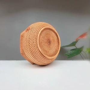 Panier rond tressé avec bord ondulé, en rotin tissé à la main, idéal pour ranger fruits, légumes, pain ou pour une présentation décorative en cuisine - Product Image 5