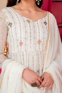 ชุดเดรส Anarkali พร้อมกางเกงและผ้าคลุมไหล่ ผ้าจอร์เจตต์ลายดอกไม้ประดับด้วยงานปักดิ้นทองแบบหนัก งานปักเลื่อม สำหรับส่งออกจำนวนมาก - Product Image 3