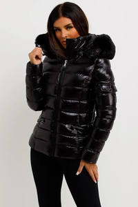 Blouson d'hiver matelassé noir brillant OEM pour femme, très demandé, avec capuche en fourrure et fermeture éclair intégrale - Product Image 2
