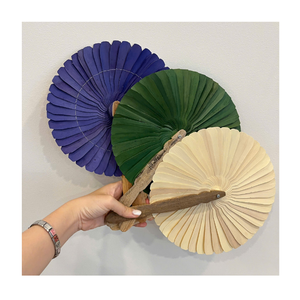 Éventail à main en feuille de palmier, fabriqué au Vietnam, accessoire traditionnel en noix de coco naturelle pour les voyages à la plage, les festivals et les marchés en plein air - Product Image 6