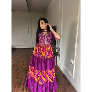 VESTIDO DE TRABAJO BORDADO SECUENCIA CHINON FANCY CON VINO DUPATTA - Product Image 1