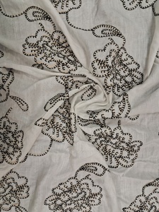 Tissu en coton côtelé blanc cassé de qualité export sur mesure avec motifs floraux noirs texturés brodés pour vêtements et artisanat - Product Image 5