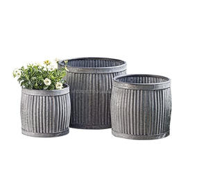 Maceta de jardín galvanizada con elemento de retrete desgastado ideal para decoraciones florales vintage en patio o porche - Product Image 1