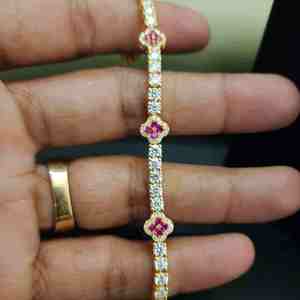 กำไลข้อมือทองคำแท้ 18K แบบคลาสสิก ประดับเพชรทรงกลมเจียระไนแบบบริลเลียนท์ ลายดอกไม้ สำหรับผู้หญิง สไตล์งานแต่งงาน - Product Image 1