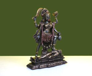 Estatua de Kali de Resina con Acabado en Cobre Antiguo |   Ídolo de la Diosa Hindú Mahakali de pie junto a Shiva |   Artesanías Nirmala NH05838 Hechas a Mano - Product Image 6