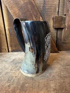 Taza de cuerno de búfalo hecha a mano, forma natural, tallada con temática animal, arte coleccionable, artesanía buraq - Product Image 5