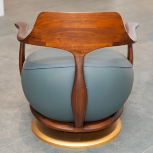 Fauteuil pivotant moderne en bois de noyer avec siège rembourré en cuir noir et base en métal doré pour mobilier d'hôtel PISANO - Product Image 3