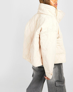 แจ็คเก็ตผู้หญิงขายดีสำหรับฤดูหนาว แบบมีซับใน ผ้าซาติน กันน้ำ น้ำหนักเบา เป็นมิตรกับสิ่งแวดล้อม ปักลาย คุณภาพสูง แฟชั่น OEM - Product Image 3