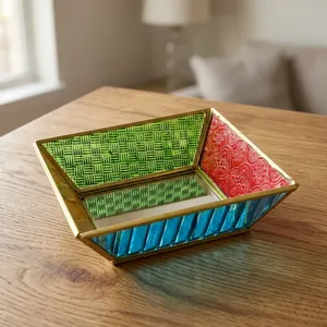 Bandeja de Almacenamiento Rectangular Moderna de Latón y Vidrio con Paneles en Relieve Verde, Rojo y Azul para Organización de Sala de Estar y Escritorio - Product Image 4