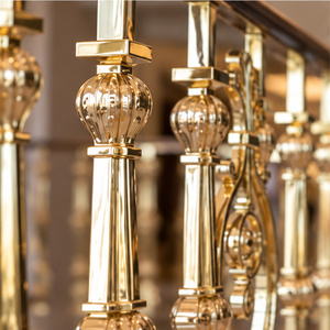 Balustrade d'escalier dorée de style impérial avec médaillons ovales ornés, piliers cannelés et embouts sphériques - Product Image 3
