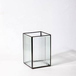 Lanterne porte-bougie pilier en verre flûte avec cadre en métal noir pour la décoration de la maison et des événements (vente en gros) - Product Image 5