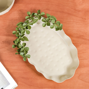 Plateau de service texturé blanc en métal avec de charmants accents floraux verts le long du bord pour un objet délicieux et décoratif - Product Image 2