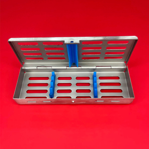 Cassette de stérilisation pour 4 instruments, système de verrouillage par bouton, acier inoxydable, sans rouille, raccords en silicone, bleu, rouge, vert, gris - Product Image 1