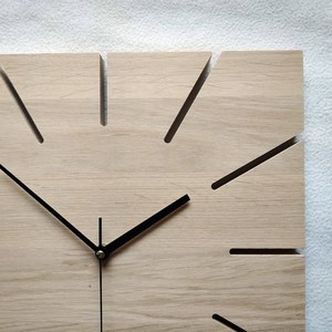 Reloj de pared cuadrado de roble, reloj de madera grande, 36 cm 14 pulgadas, estilo minimalista, moderno y silencioso - Product Image 2