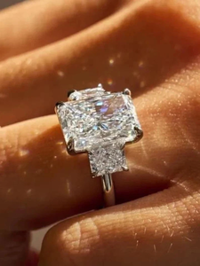 Bague de mariage vintage pour femme en or blanc 14 carats plaqué, avec trois diamants de laboratoire certifiés taille radiant de 5,00 carats, Tishya Diamond - Product Image 1